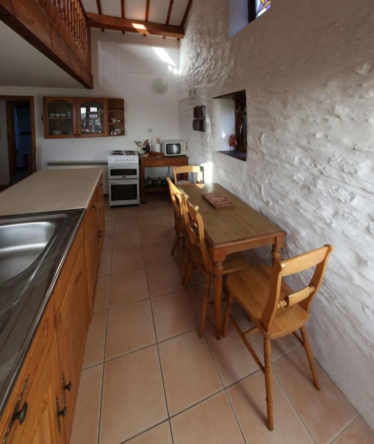 Inviting 2-Bed Cottage In Newcastle Emlyn Luaran gambar